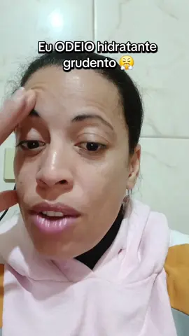 Sério, não tem nada pior do que aquele hidratante que deixa a pele grudenta e desconfortável 😩🙅‍♀️ Eu não aguento mais passar e ficar me sentindo melecada o dia inteiro! #falanacaradegarnier   @Garnier Brasil #falanacara  Conta aqui nos comentários: qual é a coisa que você mais ODEIA em um hidratante? 👇✨