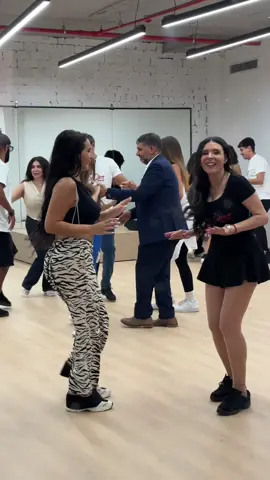 الرقص كان طالع من القلب بجد 💃❤️ دينا، أميرة حداد، ودنيا عبد العزيز كانوا منورين اللحظة فيها حاجة بتفرّح… مش كده؟ 😍