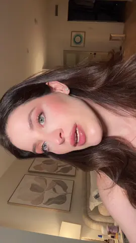 Who is else likes magic shows? 🪄 #finishingtouches #cocomademoiselle #blurringpowder #finishingmakeuptouches #chicmakeuplook 