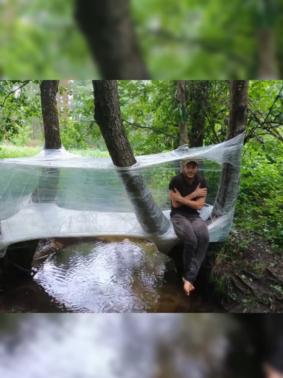 Construindo abrigo sob a água com papel filme #bush #camp #viral #survival #forest 
