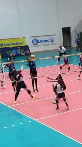 A ponteira Vittoria Kuehne conquistou o título do CBI Sub 21 (Campeonato Brasileiro Interclubes) e ainda ganhou MVP e melhor ponteira do torneio.  Devido ao seu desempenho, Vittoria agora faz parte da equipe adulta do Sesc-Flamengo. Promovida para treinar com Bernardinho, a ponteira já está disponível para a Taça Brasil, em Londrina. #volei #voleibol #volley #volleyball #voley  