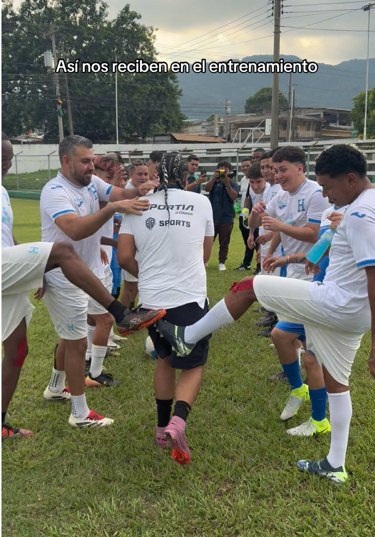 😱😂⚽️¡Nos sonaron! Tremenda pateadera en el entrenamiento de hoy 🇭🇳⚽️