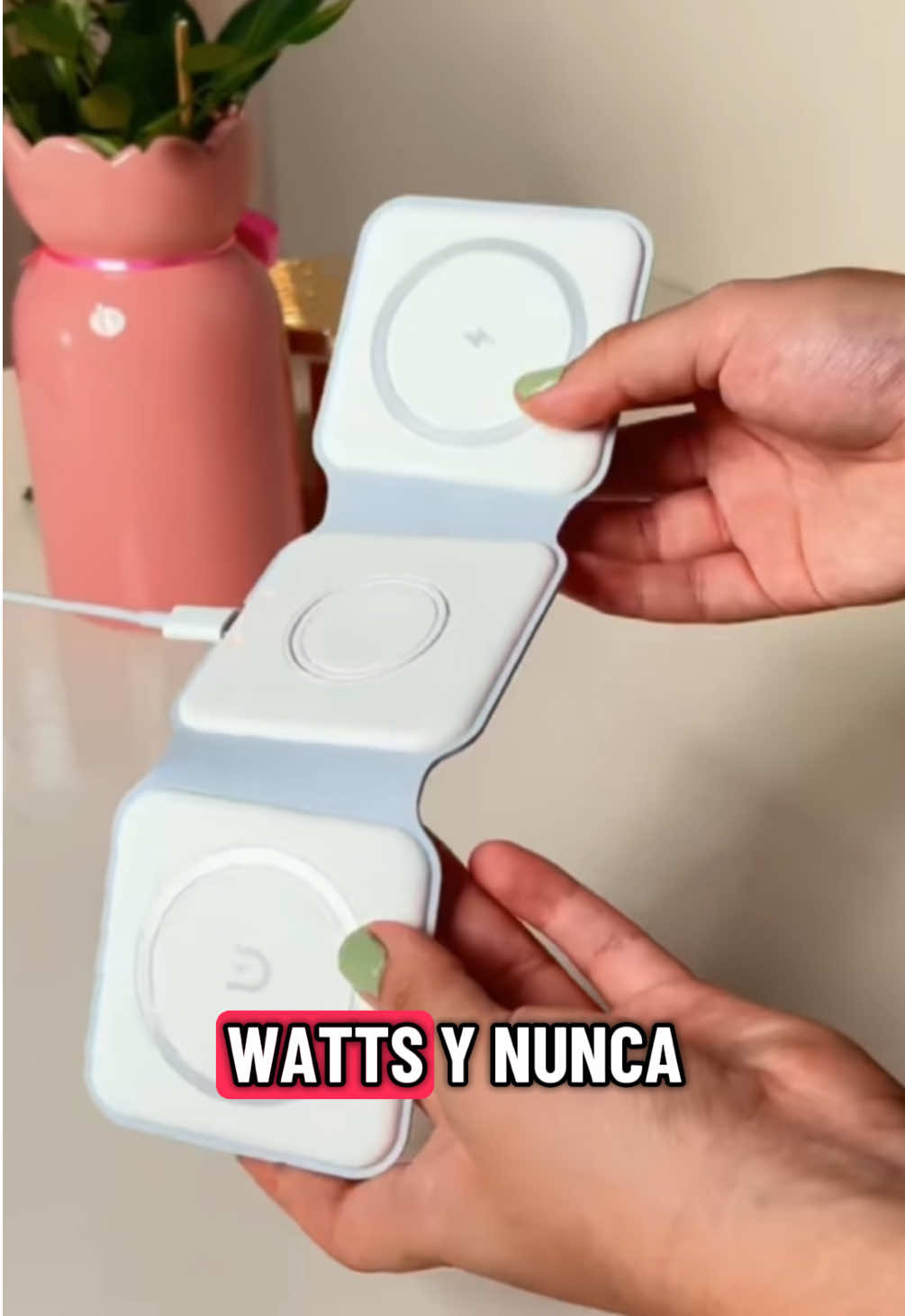 Tapete Cargador Inalámbrico Para Dispositivos Apple 3 en 1: Olvídate de usar múltiples cargadores para cada dispositivo. Esta estación de carga te permite cargar tu iPhone, Apple Watch y AirPods al mismo tiempo, gracias a su diseño plegable y compacto. Es perfecto para tu hogar, oficina o incluso para llevar contigo de viaje. ¡Solicita el tuyo en el Carrito Naranja! #apple #magsafe #applewatch #airpods #cargador 