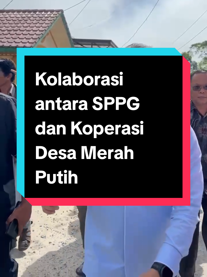 @zul.hasan meresmikan sekaligus meninjau Satuan Pelayanan Pemenuhan Gizi (SPPG) di Humbang Hasundutan, Sumatera Utara. Ini adalah bukti komitmen pemerintah agar setiap SPPG memiliki standard kualitas tinggi dan kebersihan yang terjaga demi memastikan makanan yang diberikan ke anak-anak sekolah aman dan tidak ada lagi kasus keracunan. Kolaborasi antara SPPG dan Koperasi Desa Merah Putih dengan SPPG akan membeli bahan baku dari koperasi desa. Ini adalah kolaborasi solid yang akan menjadi roda penggerak perekonomian desa. Ini adalah bukti nyata ekonomi bergerak langsung dari desa, sesuai dengan visi besar Presiden Prabowo untuk Indonesia. Sinergi ini menunjukkan bahwa pemerintah tidak hanya memberikan bantuan, tetapi juga membangun sistem yang berkelanjutan. Desa jadi mandiri, ekonomi berputar, dan semua warga merasakan manfaatnya. SPPG ini dibangun untuk menunjang program Makan Bergizi Gratis. Dengan adanya SPPG, penyaluran makanan bisa lebih terorganisir dan tepat sasaran, memastikan anak-anak Indonesia mendapatkan gizi yang lengkap. #zulkiflihasan #menkopangan #bantupanganbanturakyat #partaiamanatnasional #mbg 