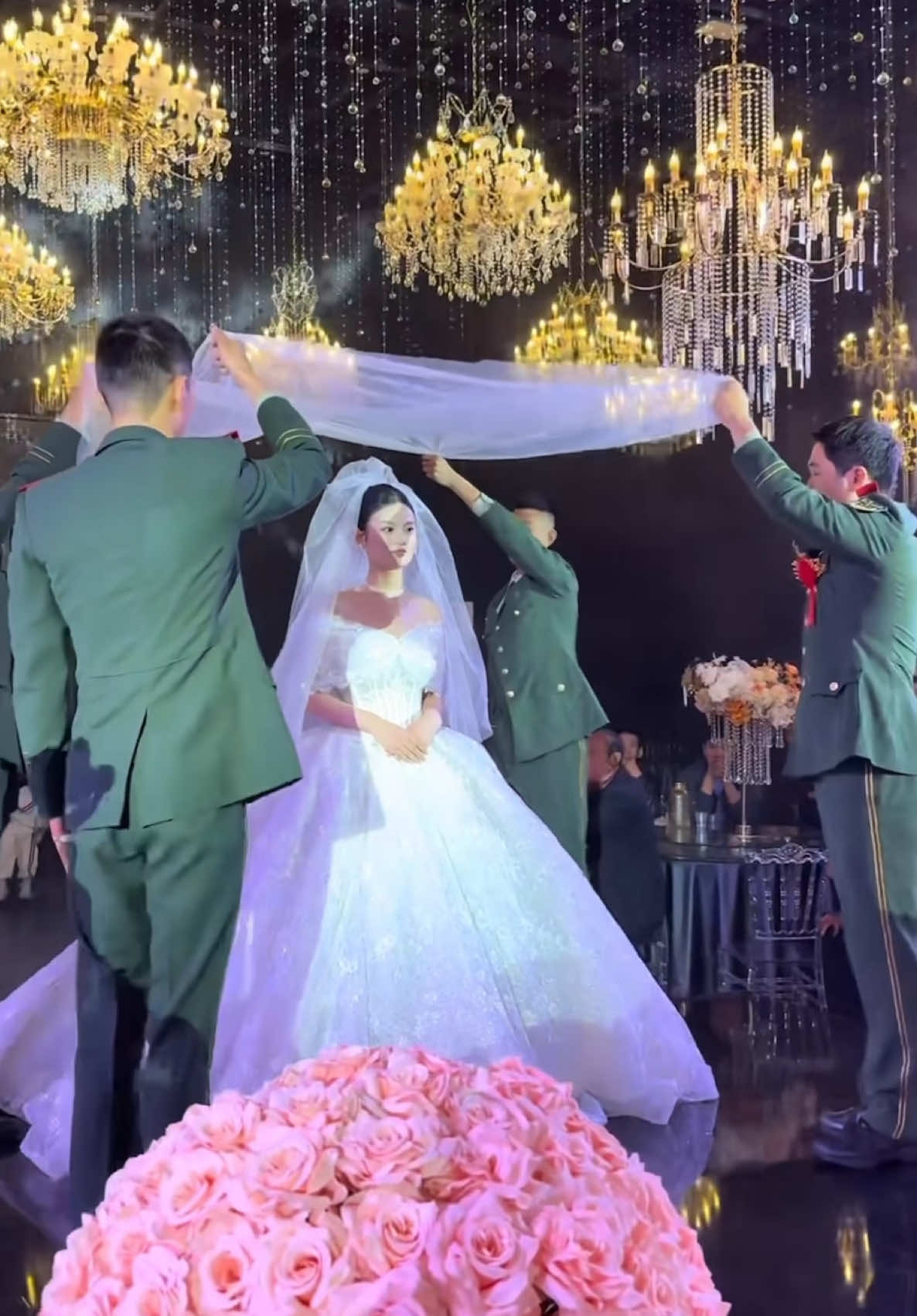 Nghi lễ trong đám cưới quân đội: Các đồng chí khoác lên cô dâu xinh đẹp tấm khăn voan trắng 👰🏻‍♀️ #damcuoiquandoi #quannhan #quandoi 
