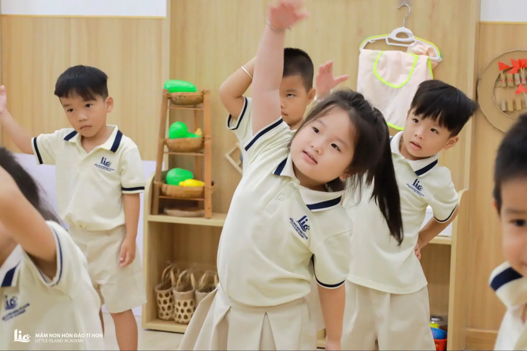 Âm nhạc sôi động, những bước nhảy đầy hứng khởi và nụ cười rạng rỡ chính là hình ảnh quen thuộc trong mỗi giờ học Aerobic của các bạn nhỏ tại Mầm non Hòn Đảo Tí Hon. Aerobic không chỉ mang đến niềm vui mà còn giúp các con: 💪 Tăng cường sức khỏe và sự dẻo dai 🧠 Rèn luyện khả năng ghi nhớ thông qua các động tác nhảy 🤝 Học tinh thần đồng đội khi cùng nhau phối hợp 🎶 Phát triển sự tự tin thể hiện bản thân trước mọi người Mỗi nhịp nhạc vang lên là mỗi khoảnh khắc các con tỏa sáng, lan tỏa năng lượng tích cực đến bạn bè và thầy cô. Giờ học Aerobic đã thật sự trở thành một trong những hoạt động yêu thích của các bạn nhỏ tại Mầm Non Hòn Đảo Tí Hon! #MamNonHonDaoTiHon #hocnhayhiendai #aerobics_dance #GiaoDucMamNon #HoatDongTraiNghiem 