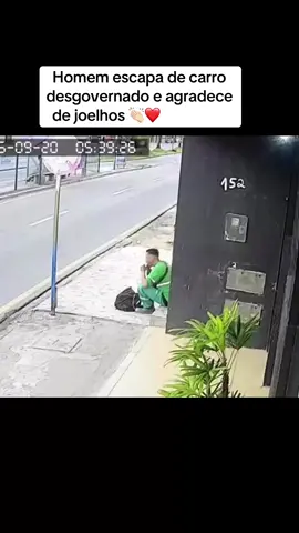 Um homem viveu um momento de alívio e gratidão. Enquanto se alimentava sentado em uma calçada, ele se assustou ao ver um carro passando muito perto dele. Tudo registrado por uma câmera de segurança. Após escapar ileso, o homem se ajoelhou e fez uma oração em agradecimento pelo livramento.