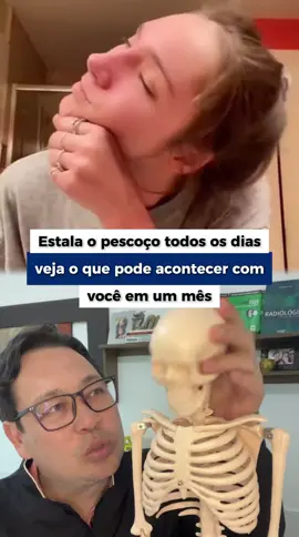 Estalar o pescoço todos os dias pode ser prejudicial, pois a prática repetida e com força pode tensionar e danificar os ligamentos, tendões e cápsulas articulares, podendo levar à instabilidade das articulações ao longo do tempo. Embora um estalo ocasional seja geralmente inofensivo, a necessidade de estalar frequentemente pode indicar um problema subjacente que exige avaliação de um profissional de saúde.  Riscos e Consequências Danos Articulares: O estalo ocorre devido à formação e ruptura de bolhas de gás no líquido sinovial das articulações. A prática frequente e forçada pode levar ao estiramento dos ligamentos, podendo resultar em instabilidade articular e até osteoartrite.  Lesões Vasculares: Em casos mais raros e com movimentos bruscos, pode haver lesão nos vasos sanguíneos do pescoço. Isso pode ser perigoso, especialmente para pessoas com condições preexistentes nas artérias.  Sensação de Alívio Falsa: A sensação de alívio após estalar o pescoço é frequentemente temporária. A verdadeira causa do desconforto ou rigidez precisa ser tratada, e não apenas aliviada por estalos.  Quando procurar ajuda profissional É importante procurar um profissional de saúde se você:  Sente necessidade constante de estalar o pescoço. Sente dor ao tentar estalar o pescoço. Experimenta sintomas como vertigem, fraqueza ou dificuldade de equilíbrio, que podem ser sinais de complicações. Um fisioterapeuta ou quiropraxista pode realizar técnicas manipulativas para realinhar as articulações, corrigir desalinhamentos e tratar a rigidez de forma segura e eficaz, ajudando a diminuir a vontade de estalar. #pescoço #cervicalgia #dornopescoço #hernia #osteopatia  