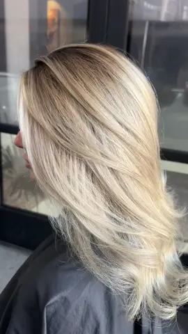 When lightening dark hair always remember that the finer your section, the better your lift! Barring any old permanent color on the hair, there’s no reason your clients with dark hair can’t be blonde 🤗  @Schwarzkopf Professional formulas: Roots: 5-1 + 5-0  Global: 9-1 + a DASH (not a dab) of 9-55 (All Vibrance)