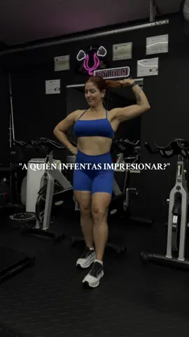✨ A veces pasamos la vida intentando impresionar a los demás… pero la única persona que realmente importa impresionar es a esa versión de ti que un día soñó con estar donde estás hoy. 💪🏼💖 🔥 No se trata de competir con nadie más, se trata de superarte a ti misma, paso a paso, con disciplina, constancia y amor propio. 📌 Mira atrás solo para recordarte lo fuerte que eres y cuánto has avanzado. #Motivación #AntesYDespués #Superación #Disciplina #Constancia   