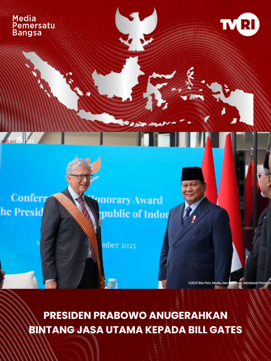 Presiden Republik Indonesia, Prabowo Subianto, mengadakan pertemuan dengan tokoh filantropi dunia sekaligus pendiri Gates Foundation, Bill Gates, di Landmark Room, Lantai 29, Hotel Millennium Hilton New York One UN Plaza, pada Selasa, 23 September 2025. Dalam pertemuan yang berlangsung di sela rangkaian Sidang Majelis Umum ke-80 Perserikatan Bangsa-Bangsa (PBB) tersebut, Presiden Prabowo tidak hanya membahas peluang kerja sama di berbagai bidang, namun juga menganugerahkan tanda kehormatan kepada Bill Gates atas jasa dan dedikasinya yang luar biasa bagi kesejahteraan umat manusia. #TVRI #TVRINasional #MediaPemersatuBangsa 