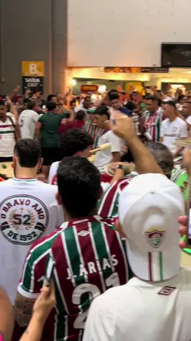 Aquecimento!! Vamos Fluminense  #fluminensefc🇭🇺 #tricolordecoração #timedeguerreiros #seremoscampeoes #sulamericana @carol mourao @Mariana Mourão @yasmin 💞 