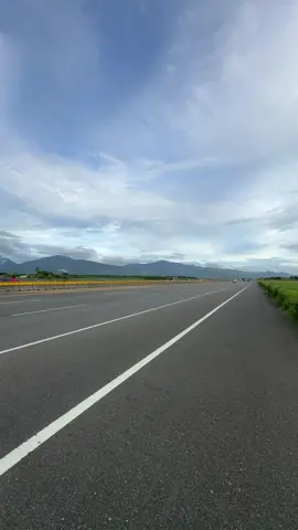 就停下來看風景吧。#gogorosupersport #手機攝影 #fyp #屏東 #佳冬戰備跑道  