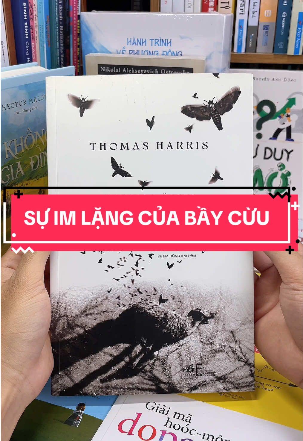 Sự Im Lặng Của Bầy Cừu – Cuộc Đấu Trí Lạnh Người Với Kẻ Sát Nhân Thiên Tài! Bạn có dám bước vào thế giới đầy ám ảnh nơi những tội ác kinh hoàng diễn ra trong bóng tối?  “Sự Im Lặng Của Bầy Cừu” của Thomas Harris là cuốn tiểu thuyết trinh thám – kinh dị lừng danh, khiến hàng triệu độc giả trên thế giới phải rùng mình. Cuốn sách đưa bạn đến với cuộc đấu trí nghẹt thở: 	Clarice Starling – nữ thực tập sinh FBI thông minh, đầy khát vọng. 	Hannibal Lecter – bác sĩ thiên tài nhưng đồng thời là kẻ sát nhân ăn thịt người. 	Để tìm ra thủ phạm là một kẻ sát nhân hàng loạt, starling buộc phải dấn thân vào cuộc đấu trí nguy hiểm với Lecter, nơi ranh giới giữa sự thật và ác mộng mong manh đến lạnh sống lưng. Đây không chỉ là một tiểu thuyết hình sự, mà còn là tác phẩm đi sâu vào tâm lý tội phạm, khiến bạn vừa sợ hãi, vừa bị cuốn hút không thể rời mắt. Nếu bạn là fan của trinh thám, tội phạm và những màn đấu trí căng thẳng đến nghẹt thở, thì “Sự Im Lặng Của Bầy Cừu” là cuốn sách bạn phải sở hữu ngay hôm nay!#tiemsachbinhyen #sach #sachhay #BookTok #suimlangcuabaycuu 