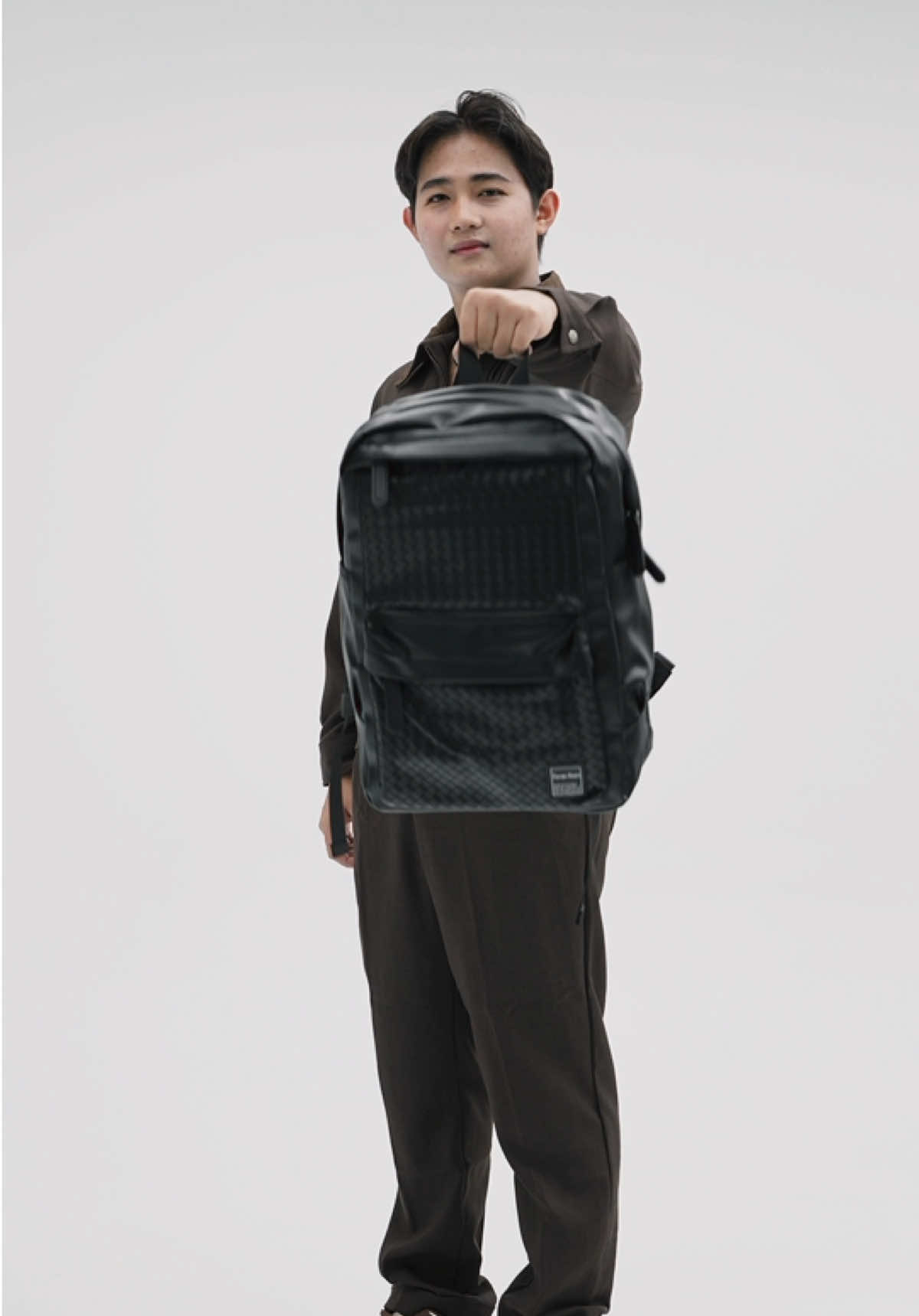 Tas Ransel Kulit Pria Premium MORRENO EXPANSION dengan motif anyaman elegan — desain kokoh + fungsional: ada slot laptop 14”-15,6”, kantong botol & payung, full busa empuk di belakang, cocok untuk kerja, kuliah, dan sekolah. 💼 Tampil berkelas, nyaman dipakai, kapasitas besar, dan bikin percaya diri setiap hari. ✨ #TasRanselKulitPria #TasLaptopKulitPria #TasKuliahKerjaSekolah #TasPriaPremium #TasRanselAnyaman