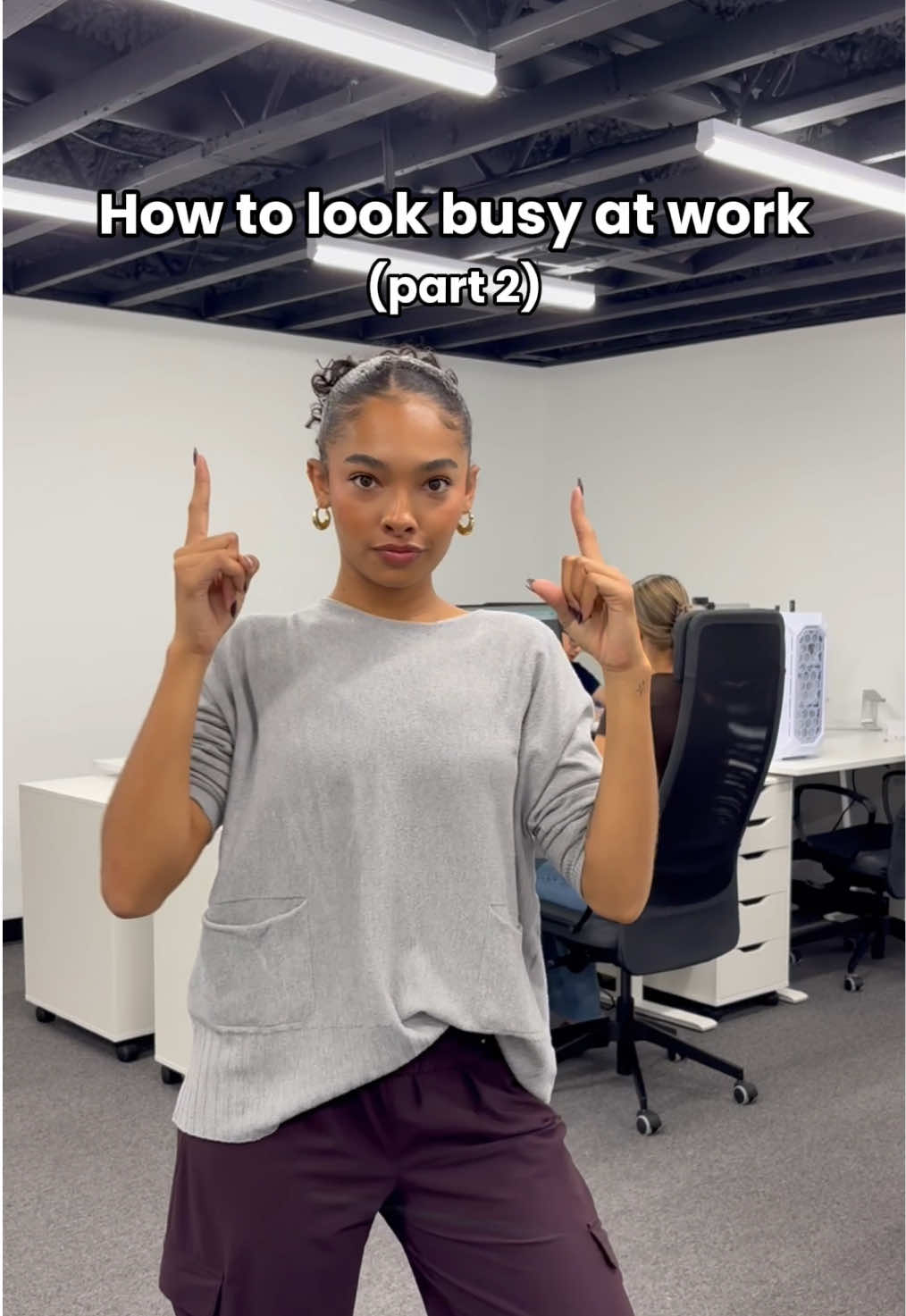 Mastering the art of looking productive at work 😅 From pretending to juggle tasks to looking like you’re always in motion… we’ve all been there. Which one is your favorite? 👀👇 #viral #viralreels #teams #equipo #officelife