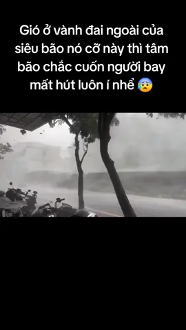 Gió ở vành đai ngoài của siêu bão nó cỡ này thì tâm bão chắc cuốn người bay mất hút luôn í nhể 😰 #minhquan111214 #xuhuongtiktok 