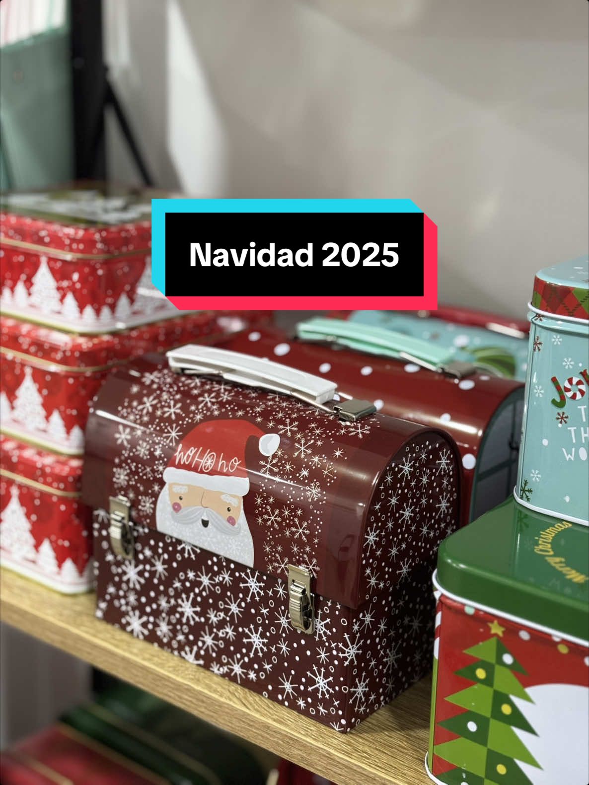 ¡Llegó la Navidad! La temporada favorita de nosotros porque estaremos a millón con las ventas de productos tanto de Nora Import como de @Artículos de Regalo y Fiesta🎈 🤩🩵 No se queden sin sus latas o cajas de regalo y corran a escribirnos al 042415869021📲 #giftsbox #christmas #regalos #bolsas #proveedor 