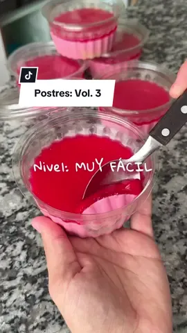 Postres de gelatina 🍒 súper CREMOSOS! Ideales para vender 🙌🏻✅ VOL. 3: Para 5 unidades: 👇🏻 -1 sobre de gelatina (el sabor que quieran) $1200  -500ml de agua caliente 🔥  -250ml de agua fría o a temperatura ambiente -250ml de crema de leche $1875 -Galletitas trituradas o como en mi caso bizcochuelo que me sobró de otra preparación $0 + 5 tarritos de plástico de 250ml 🍰 $800 Total: $3875 / Cada uno: $775 Podes venderlos entre $3.000 y $4.000 ✅ Comenta que te pareció! #roccobakery 🩵🙌🏻
