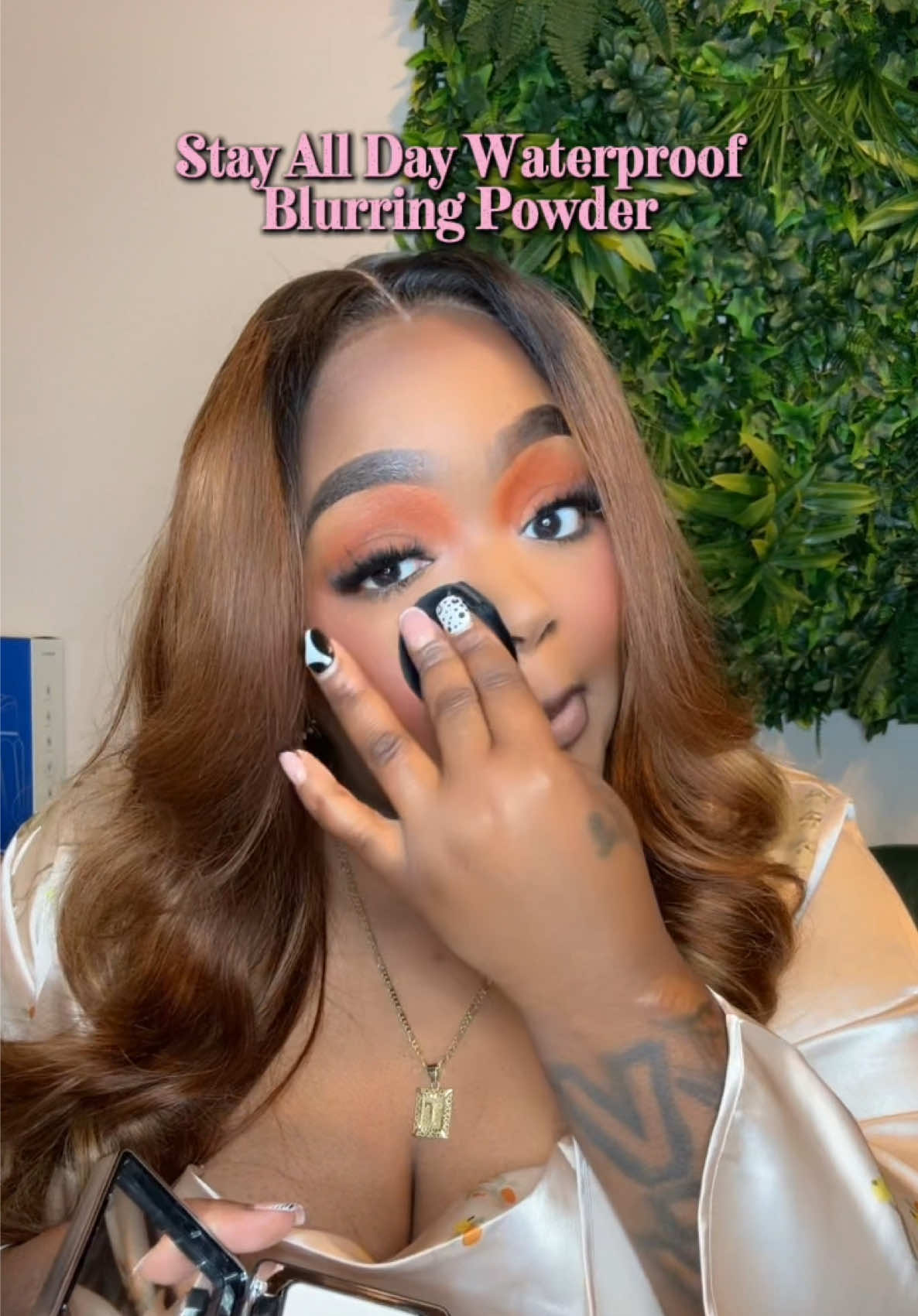 I love how this powder minimizes my pores 🔥 #sweatproofmakeup #waterproofmakeup #makeuphacks #blurringpowder 