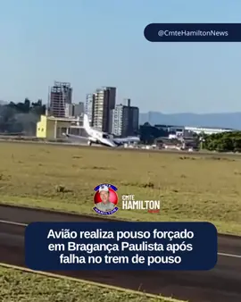 Na tarde desta terça-feira (23), um avião de pequeno porte precisou realizar um pouso de emergência no aeroporto de Bragança Paulista devido a uma falha no trem de pouso. O piloto seguiu os protocolos de segurança, mantendo a aeronave em voo para liberar combustível antes de aterrissar com segurança. Felizmente, não houve feridos. #PousoForçado #BragançaPaulista #SegurançaAérea #Aviação #VOASãoPaulo