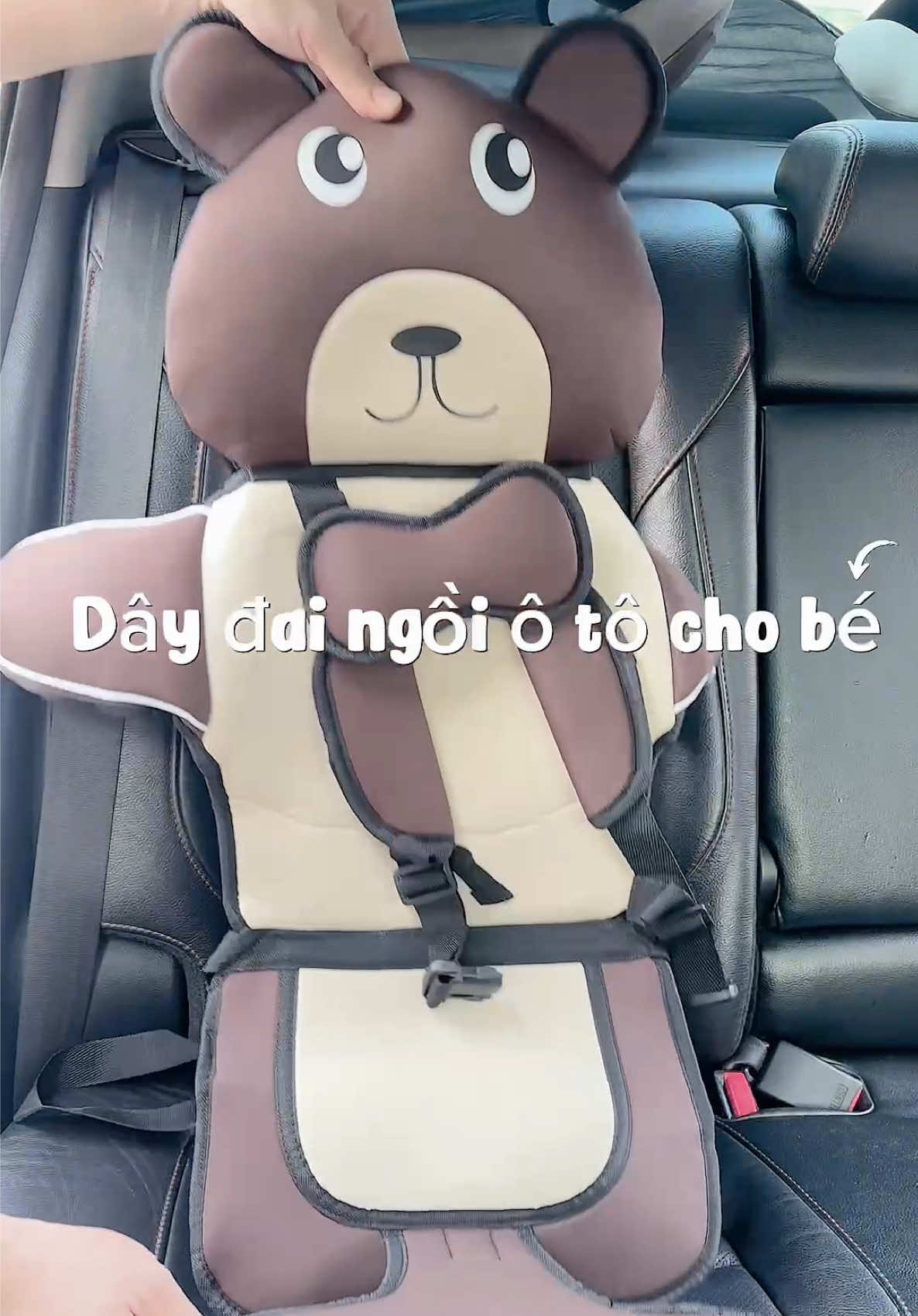 Chiếc dây đai ngồi ô tô cho bé kinh tế đây rồi Nhà bác nao ra đường còn chưa có thì sắm liền nha #haleo #mevabe #embemon #daingoiotochobe #ghengoiotochobe 