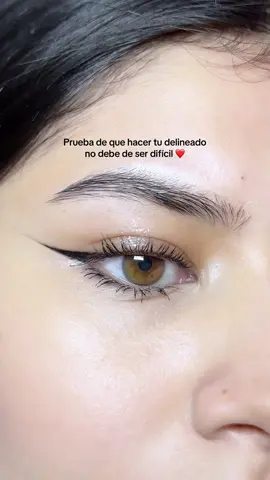 Prueba de que hacer tu delineado no debe de ser difícil ❤️ Siempre uso los delineadores de @Flower Knows Makeup en mis makeups. Usa el código “Karol” para un descuento en tu compra 💫 #Maquillaje #makeup #maquillajetips #maquillajetutorial #delineado 