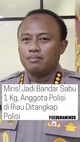 Kepolisian Daerah Riau menegaskan keterlibatan oknum polisi berinisial Bripka A dalam pengungkapan 1 kilogram sabu saat Operasi Antik Lancang Kuning 2025 di Dumai murni kegiatan pribadi dan tidak ada kaitan kedinasan atau sedang bertugas. Kepala Bidang Humas Polda Riau, Kombes Pol. Anom Karibianto, menekankan bahwa perbuatan Bripka A di luar jam dan tanggung jawab kedinasan. Ia juga memastikan, institusi Polri tidak pernah memberikan penugasan terkait aktivitas yang melibatkan narkoba. “Keterlibatan Bripka A adalah perbuatan pribadi. Tidak ada hubungannya dengan Polda Riau. Justru saat ini kami tengah gencar memberantas narkoba, sehingga siapa pun yang terlibat akan ditindak tegas,” kata Anom di Pekanbaru, Selasa. Bripka A diketahui ditangkap pada 10 September di salah satu rumah makan di Pekanbaru. Hal itu setelah penyidik Direktorat Reserse Narkotika dan Obat-obatan Terlarang Polda Riau mengembangkan penangkapan tiga tersangka lain berinisial MR, AY, dan AP di Dumai. Dari hasil penyidikan, diketahui barang bukti 1 kg sabu yang diamankan berasal dari jaringan yang dikendalikan oleh Bripka A. Bahkan, para tersangka mengaku menyetorkan hasil penjualan narkoba ke rekening penampungan yang dikuasai Bripka A menggunakan identitas orang lain. Kombes Anom menegaskan, kasus ini justru menjadi bukti nyata bahwa Polda Riau konsisten dalam memerangi narkoba tanpa pandang bulu. Siapa pun pelakunya, baik masyarakat umum maupun anggota Polri sendiri akan diproses hukum. 