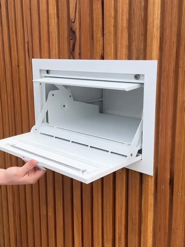 Segurança e praticidade na sua porta! 📬🔑 A Caixa de Correios com trava e chave mantém suas entregas protegidas com muito estilo. Curta e marque quem também precisa dessa solução! Após me seguir comenta 