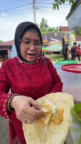 Setelah acara penabalan Raja Rokan selesai, saya berjalan ke sisi istana dan tanpa sengaja menemukan jajanan sederhana: opak. Biasanya opak disajikan dengan gula merah, tapi kali ini unik sekali karena disiram kuah padang dengan taburan bihun di atasnya. Rasanya gurih, pedas, dan benar-benar berbeda dari yang biasa saya coba. Hal-hal kecil seperti ini sering bikin perjalanan terasa lebih berwarna. Dari upacara adat yang sakral sampai cemilan khas di pinggir jalan, semuanya menyimpan cerita yang layak untuk dikenang. Kalau kamu, lebih suka opak manis dengan gula merah atau versi gurih pedas seperti ini? #LiliPintauliSiregar #MudahBekerjaHidupSejahtera #SapaAspirasi #RiauBermarwah #KulinerTradisional 