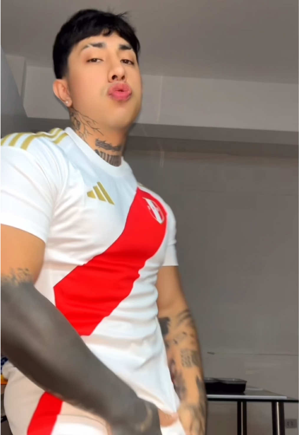 Media hora grabando este video con la refrigeradora 🤧#creatorsearchinsights #viral #perú #tendencia #tatoo 
