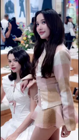 Juntas son lo mejor de ese mundo, las dos se complementan de una manera inigualable, no necesitan decir nada, el amor que irradian es único. Son su lugar seguro ❤️‍🩹 🌷🪽... FREENBECKY JELLY COLLECTION #RockfishWeatherwearxFB #ฟรีนเบค #FreenBecky  #srchafreen #Beckysangels