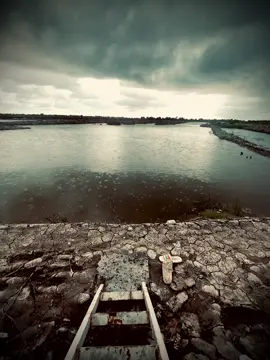 “ em đứng trên cầu ngắm cảnh, người đứng trên lầu lại ngắm nhìn em “