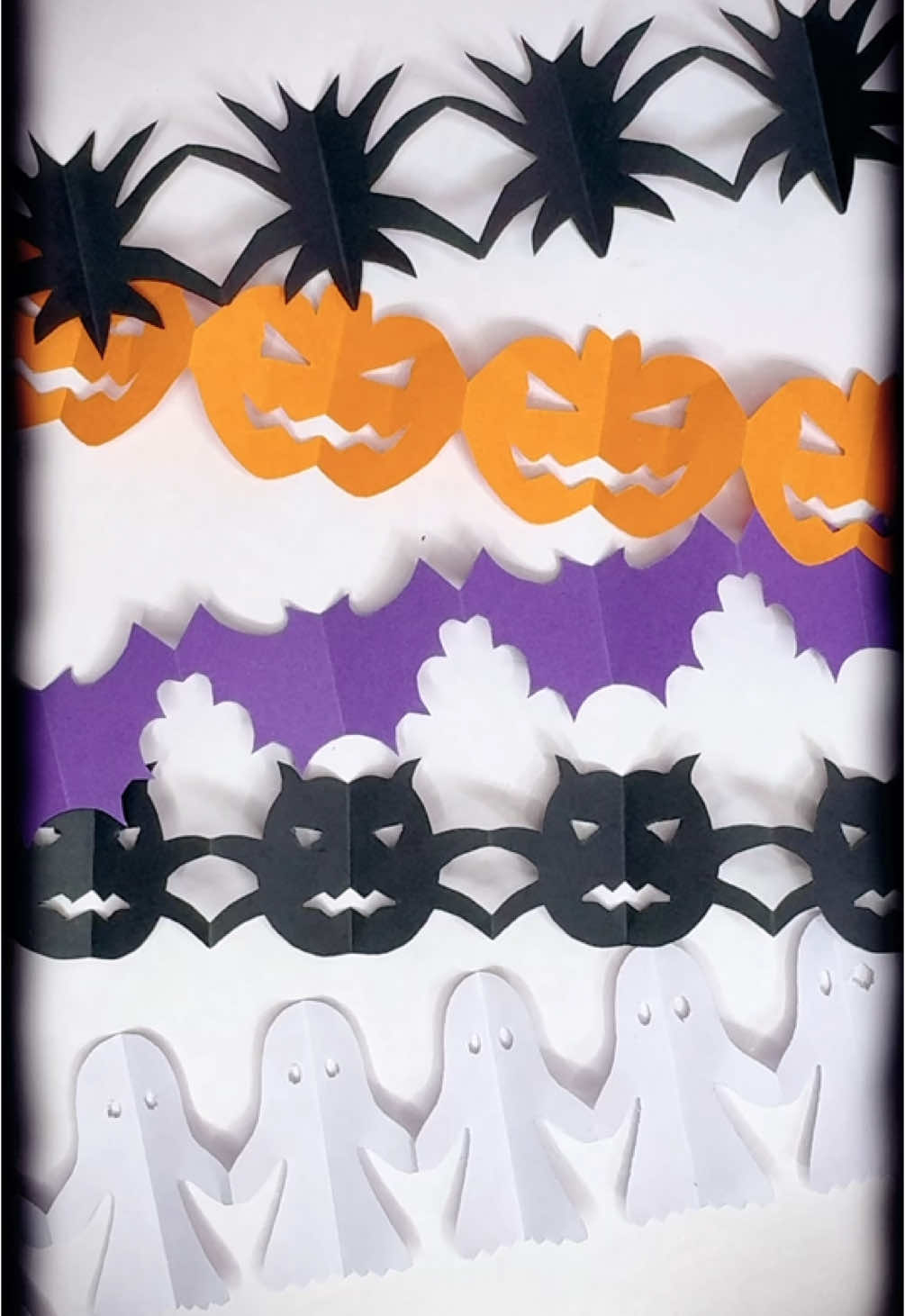 DIY Halloween Garlands🎃👻🕷️#shorts #DIY #craft #papercraft #halloween #trend #art  #cute #fun #easydiy #halloween2025 #garland #viraltiktok #easycrafts 