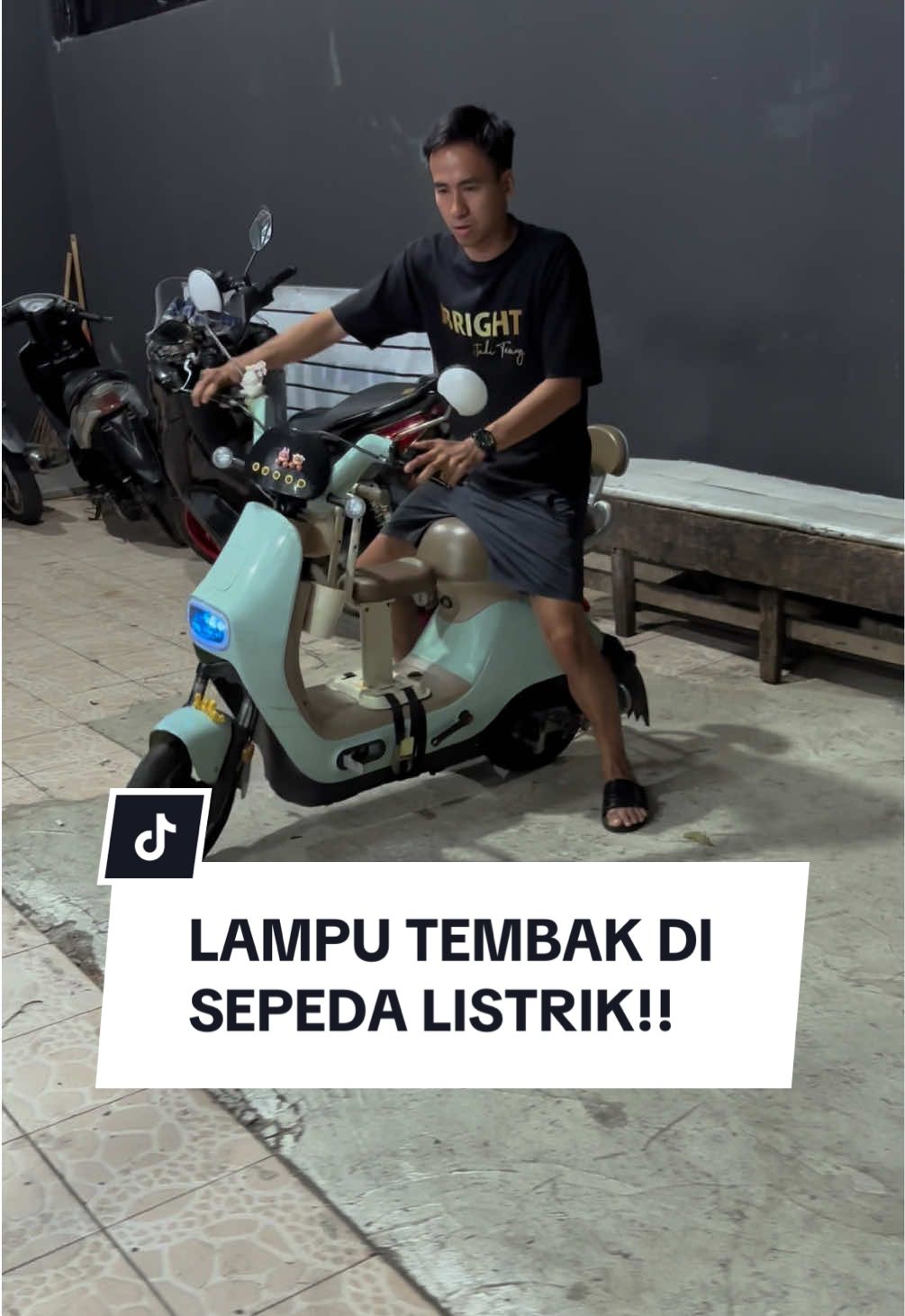 lampu tembak di sepeda listrik.. #fyp #tv #helm #amen #meelytz 