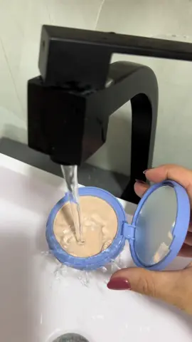 O pó compacto difumina, suaviza e reduz o brilho com cobertura naturalmente matte. A fórmula leve absorve excesso de sebo, ao mesmo tempo que ilumina os traços e diminui imperfeições. Este pó ultraleve torna qualquer base totalmente resistente à água instantaneamente, proporcionando uma pele matte que dura o dia todo, independentemente do que aconteça. @SACE LADY BR  #sacelady  #pocompactosacelady  