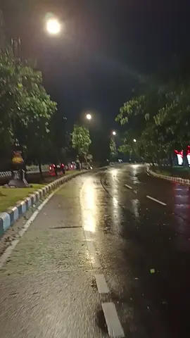 Ingin berjalan berdua denganmu, kekasih Lewati malam setelah usai rinai gerimis Lelawa jadi luruh dengan rumput biru Jemari tangan kita lekat jadi satu Pipimu memerah, hasratku merekah Kenapakah waktu tertinggal jauh? Kukatakan kepadamu tentang hijau huma Yang bakal kita kerjakan dengan sederhana Kita segera akrab dengan sinar pagi Nyanyikan kupu-kupu hinggap di rambutmu Tersenyumlah kamu, tertawalah aku Kenapakah waktu tertinggal jauh? Malam, suntingkan rembulan untukku Agar cinta tak berpaling dariku Lama aku pelajari satu puisi Sayang bila hanya angin yang mengerti Oh, burung bernyanyilah Demi terjalin cinta Oh-oh-oh, oh-oh, oh-oh Malam, suntingkan rembulan untukku Agar cinta tak berpaling dariku Lama aku pelajari satu puisi Sayang bila hanya angin yang mengerti Oh, burung bernyanyilah Demi terjalin cinta Oh-oh-oh, oh-oh, oh-oh