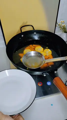 If your family often stews soup, you can try this foaming spoon. It is made of 304 stainless steel. It is very easy to use for skimming and filtering oil #colander #SieveOilSpoon