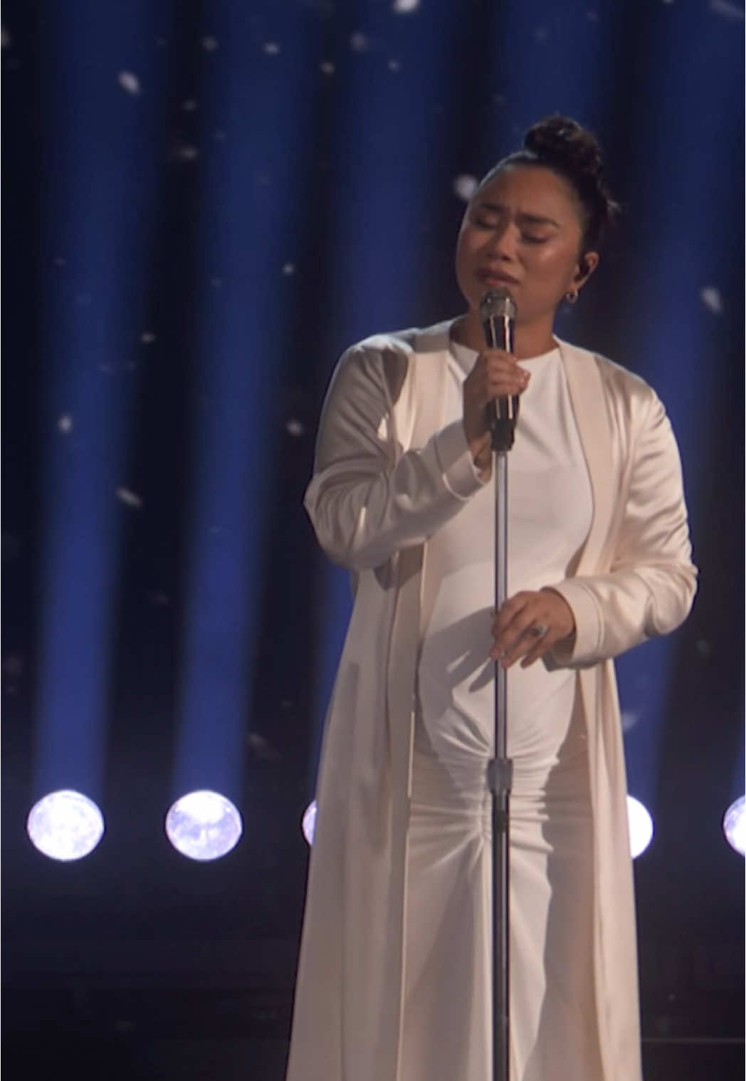 Jessica Sanchez opens the show with an unreal rendition of 