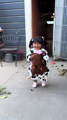 Con sus gallinas…..#niña #bebe #gallina #parati #fyp 