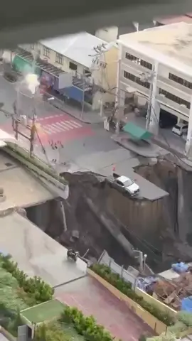 น่ากลัวมาก ถนนสามเสนหน้า รพ.วชิรพยาบาล - แยกซังฮี้ อยู่ๆเกิดการทรุดตัว เสียงถล่มดังสนั่น ลึกกว่า 10 เมตร ปิดการจราจรแล้ว เวลานี้#เปิดการมองเห็นtiktok #เรื่องใหญ่รายวัน #กระแสมาแรง #สํานักข่าววันนิวส์ #ข่าวtiktok 