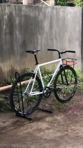 Piksi piksi piksi 🥶 #hampircommuter #hampirfixie #sepeda #kalcer #fixiebike 