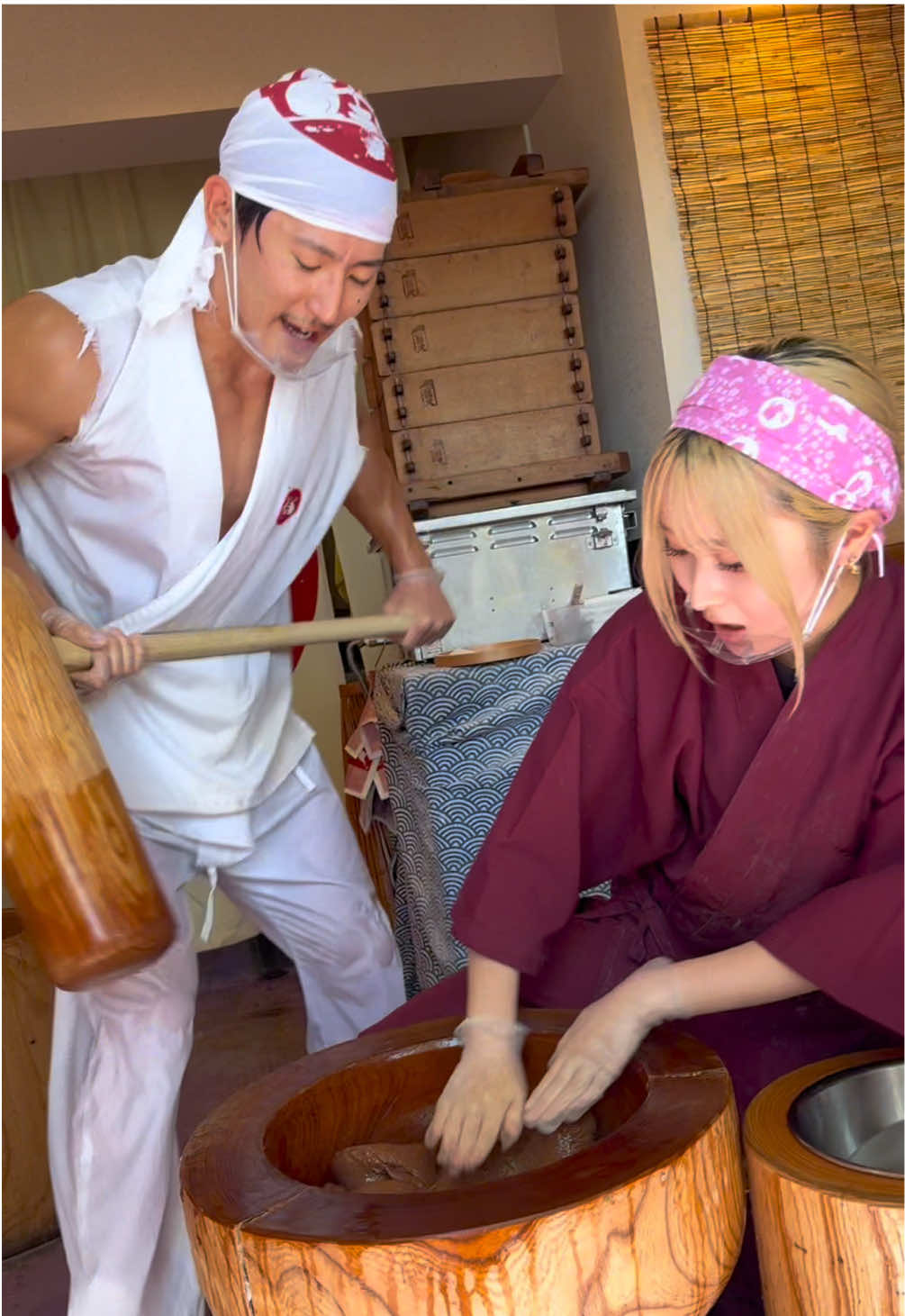 mochi mochi pounding 京都の餅つき 🏠 もちもちMochimochi 💵 宇治抹茶いちご餅 (1,000円)：Uji Matcha Strawberry Mochi ($6.50) チョコ餅 (1,000円) ：Chocolate rice cake ($6.50) 🚃 清水五条駅：Kiyomizu-Gojo Station 📍 〒605-0862 京都府京都市東山区清水２丁目208-14 (2 Chome-208-14 Kiyomizu, Higashiyama Ward, Kyoto, 605-0862) #mochimochi #もちもち @もちもち mochimochi 