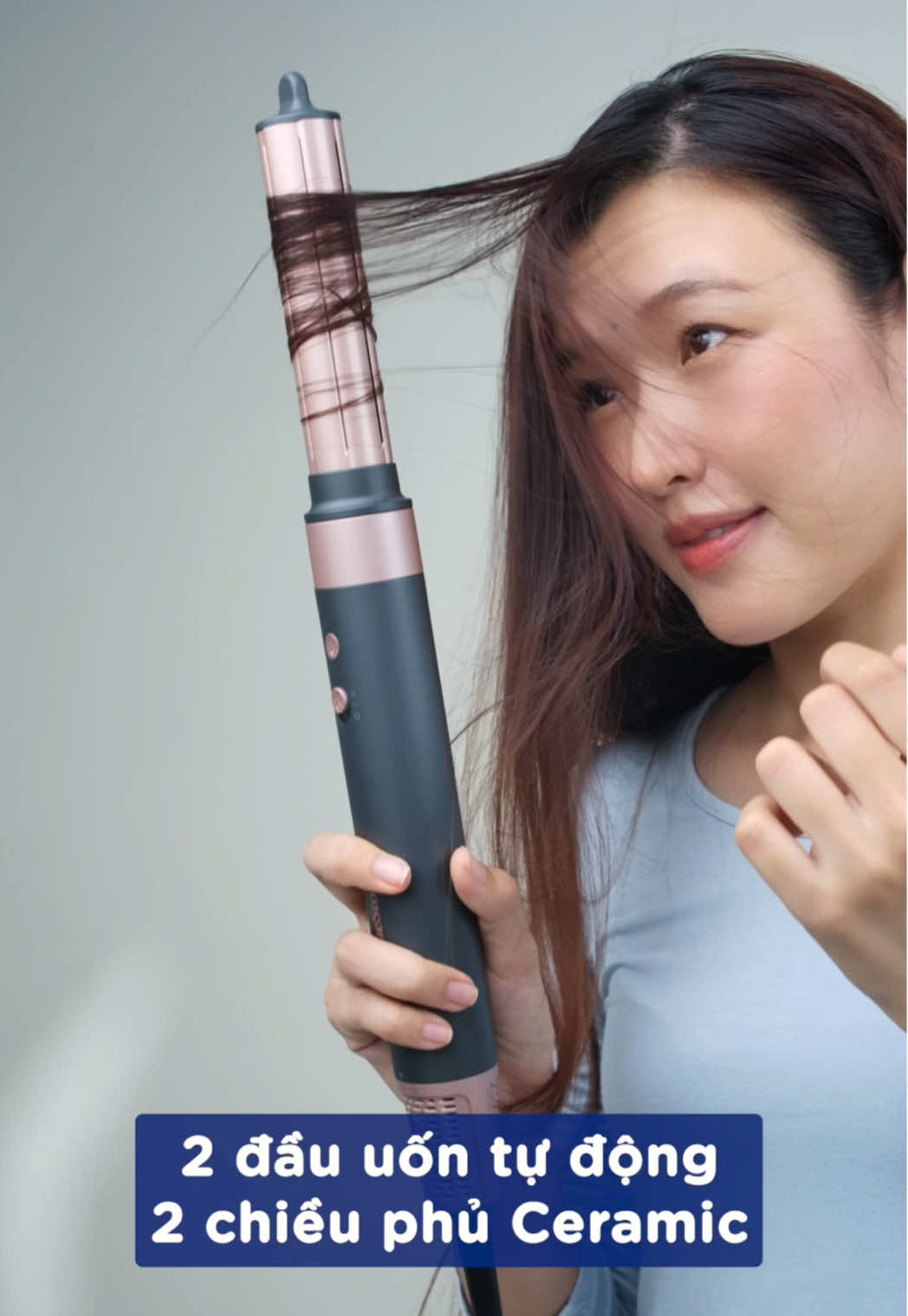 Biến hoá mái tóc chỉ trong 2-5 phút với BlueStone HSB-1768! 	•	Công suất 1400W + động cơ BLDC siêu bền, 110.000 vòng/phút — sấy nhanh, uốn nhẹ, xoăn bồng bềnh chỉ bằng một thiết bị 6-in-1 → vừa uốn, vừa sấy, vừa làm xoăn. 	•	Công nghệ Ion âm & Coanda giúp giữ tóc bóng mượt, hạn chế hư tổn. 	•	3 mức nhiệt + 2 tốc độ gió → dễ kiểm soát kiểu, hạn chế “cháy nhiệt”. 	•	Hàng chính hãng, bảo hành 2 năm, miễn phí vận chuyển toàn quốc. —— #maytaokieutoc #BlueStone #tocdepmoingay #hairstylingtools #lamdeptainha  —— @BlueStone_Vietnam  @BlueStone_Vietnam  @BlueStone_Vietnam 