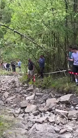 Le niveau de @billybolt est complétement fou ! 😱 Suis-nous pour plus de contenus moto ! 🏍️ Credit : @qualityenduromedia #race #redbull #enduro #hardenduro #husqvarna #pass #racing #endurolife #extreme #extremeracing