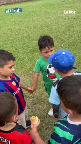 UNA JUGADA EXPLICADA CON INOCENCIA 🥹 Un pequeño jugador del club Cacique Charalá Ocamonte, en Colombia, sorprendió con la forma en que explicó una jugada a sus compañeros antes de un partido. Su sencillez y ternura hicieron que el momento se volviera viral. 🫡 La frase “Tu che la pachas a él y tu hachés gol” recorrió las redes sociales y despertó la simpatía de los usuarios, que destacaron la inocencia del niño y su pasión por el fútbol. ⚽ #FútbolInfantil #Viral #Córdoba