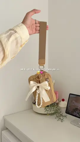 pouch rasa tas — my fav wristlet! 💌 #whatsinmybag #packmybag #whatsinmypouch #pouchmakeup #pouchserbaguna 