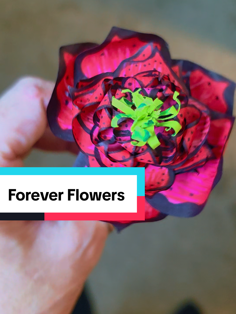 How does she do it ❓️ @🔥😈° .• 𝓜𝓪𝓿𝓲𝔁  •. °😈🔥 #paperflowers #flowers #foreverflowers #artist #artistsoftiktok 