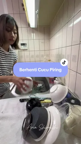 Tertolong banget buat aku yg benciiii banget nyuci piring. Dari kemarin tuh maju mundur tapi akhirnya coba beli dan aaaaa seneng bgt gausa berdiri lama lama di dapur 🥹 Cuma karena dapur aku kecil, sink aku jadi tinggal setengah doang hahaha #iburumahtangga #jepangindonesia🇯🇵🇲🇨 #tinggaldijepang #dishwasher 
