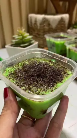 Creamy Bread Pudding  Bahan: 📍4 lbr roti tawar 📍1 btr telur 📍6 sdm gula pasir 📍1 bks agar-agar plain (tanpa rasa) 📍pasta pandan 📍750 ml santan cair 📍50 gr kental manis  #FrisianFlag #FFSKM #susukentalmanis #FrisianFlagKentalManis #NikmatdanBernutrisi 